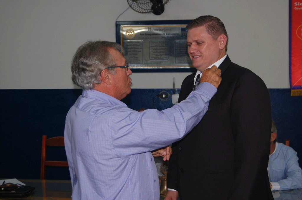 Rotary de Amambai empossa novos associados Sérgio recebeu o distintivo rotário do seu padrinho em Rotary, Walter Otano.