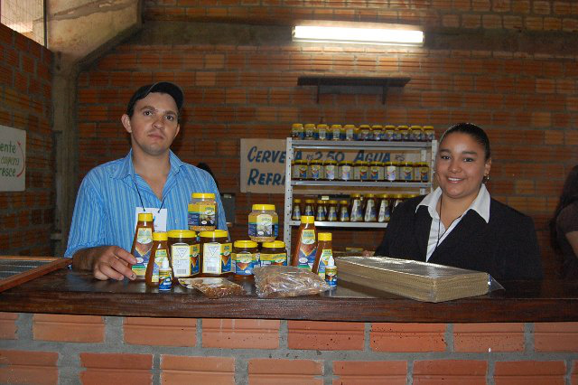 Produtos da Cooperbai estavam a venda durante o 8º Encontro Sul-Mato-Grossense de Apicultores. Foto: Moreira Produções.