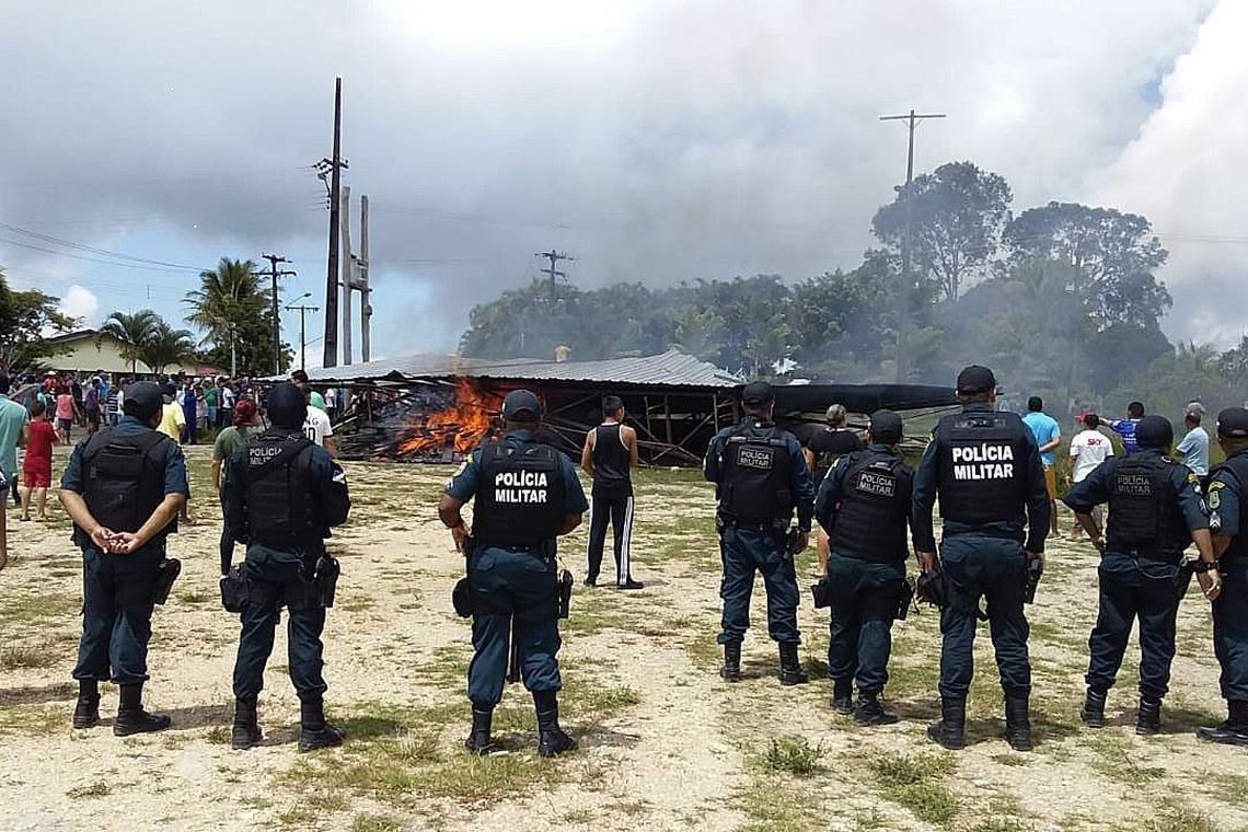 Moradores de cidade de fronteira com a Venezuela se revoltam expulsam imigrantes Moradores de cidade de fronteira com a Venezuela se revoltam expulsam imigrantes