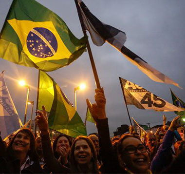 Manifestação pró-Aécio atrai público pequeno Manifestação pró-Aécio atrai público pequeno