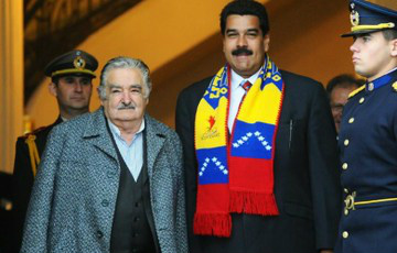 Maduro (dir) recebeu de Mujica a presidência temporária do Mercosul