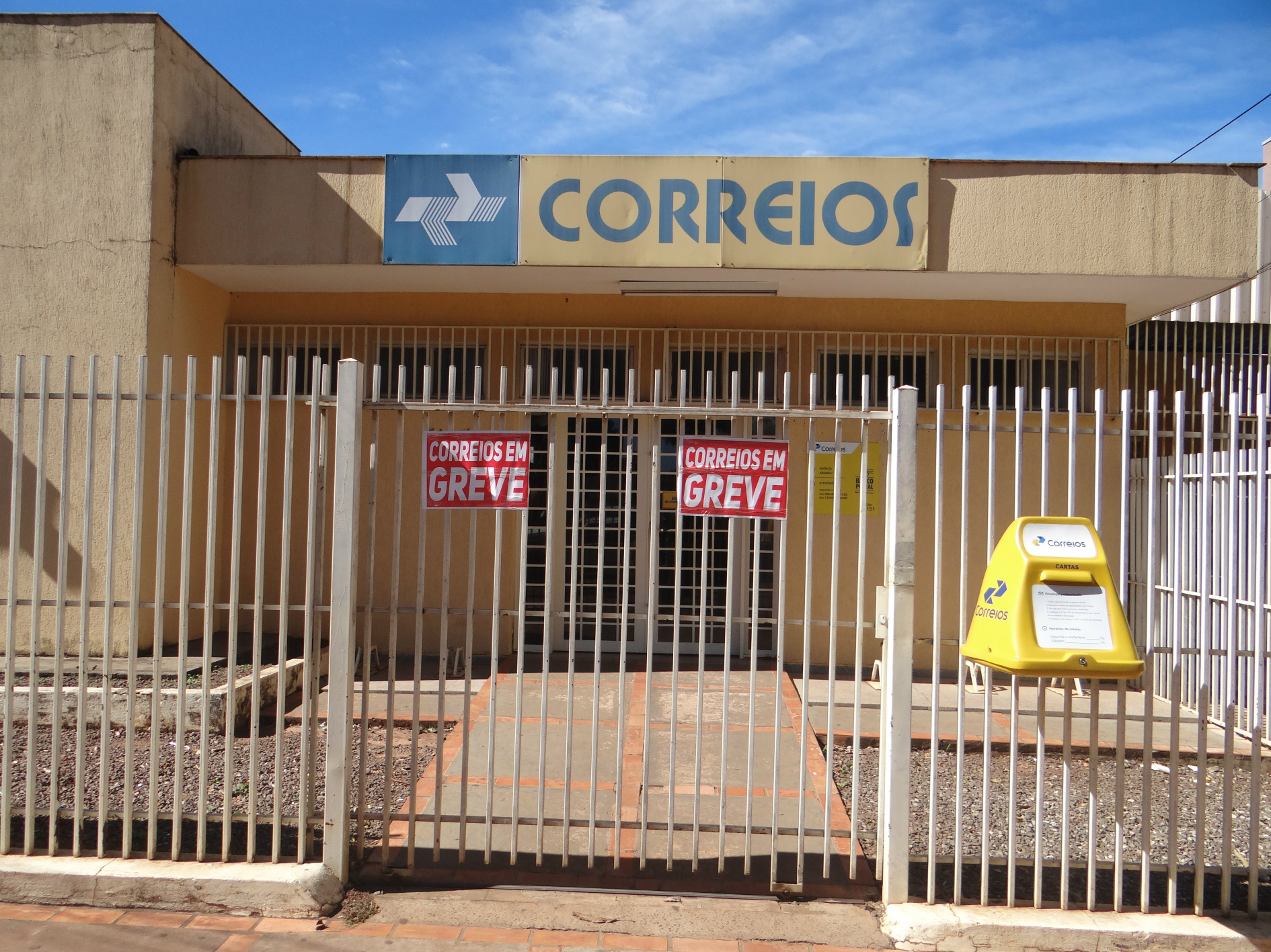 A agência dos Correios em Amambai tem hoje apenas três carteiros / Foto: Moreira Produções