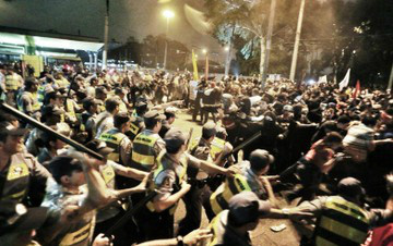 PMs atacam manifestantes no Terminal Parque Dom Pedro, no centro de São Paulo