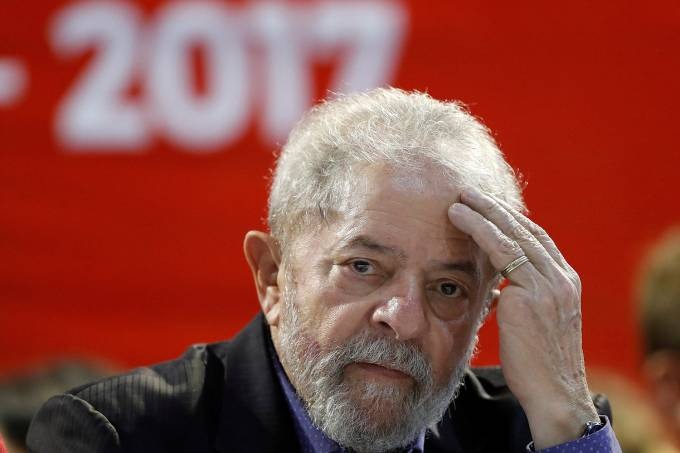 STF suspende transferência para SP e decide manter Lula preso em Curitiba