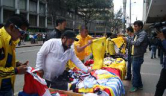 Bogotá - O comércio informal também lucrou com a venda de artigos ligados à Copa do Mundo - Leandra Felipe / Agência Brasil