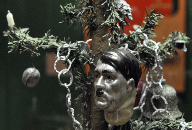 Árvore de Natal decorada com um busto de Hitler é uma das atrações de uma exposição em um museu de Ulm (Foto: Stefan Puchner/DPA/AFP)