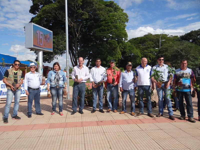 Secretários, vereadores e o prefeito de Amambai estiveram participando da entrega de mudas / Foto: Moreira Produções