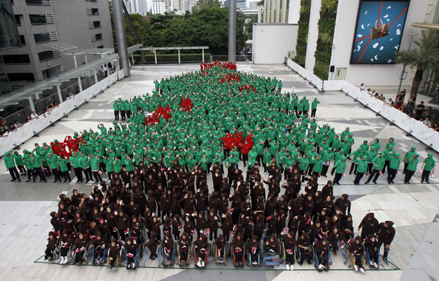 Grupo de 852 estudantes formou árvore de Natal humana na tentativa de entrar para o Guinness (Foto: Chaiwat Subprasom/Reuters)