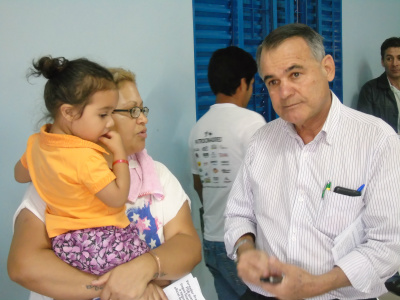 Vereador Prego participa da Câmara Aberta no Conjunto Habitacional Alcindo Vereador Prego ouvindo moradora durante a realização do projeto Câmara Aberta / Foto: Assessoria
