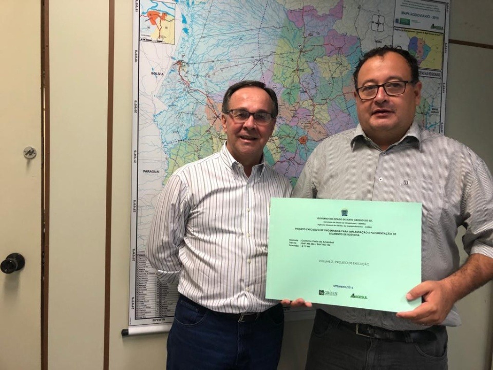 Na foto, o prefeito Dr. Bandeira recebendo das mãos do presidente da Agesul, Luis Roberto Martins de Araújo, projeto executivo da obra / Foto: Decom