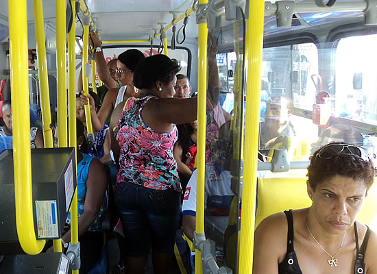 Mulheres poderão desembarcar de ônibus em qualquer local após as 22h no DF As mulheres poderão descer do ônibus em locais mais próximos do destino, o que diminui os riscos em relação à segurança.
