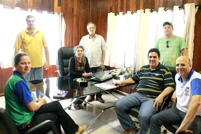 Prefeitura de Amambai pretende capacitar mão de obra para atender ao frigorífico E/D- Luciana Buhring, o gerente Adilto Sovernigo, os proprietários Cássia Lorenzett e Ilmo Bauermann, com os secretários municipais, durante reuniao nesta quinta / Foto: Assessoria