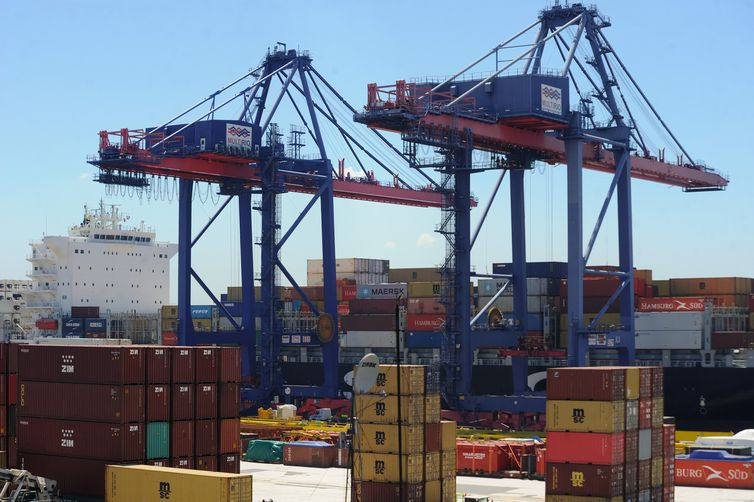 Número de exportadoras brasileiras cresceu 60% em 20 anos Número de exportadoras brasileiras cresceu 60% em 20 anos