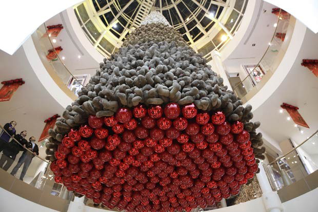 Um shopping em Beirute, no Líbano, criou uma árvore de Natal feita com ursinhos de pelúcia. (Foto: Cynthia Karam/Reuters)