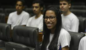 A estudante Ana Beatriz Souza de Lucena apresentou redação sobre a agua durante sessão da CâmaraAntonio Cruz/ Agência Brasil
