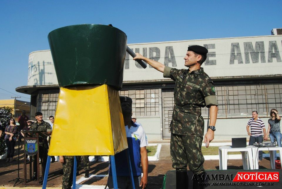 Chama da Pátria foi acesa em Amambai nesta quinta-feira (3) Tenente Régis Nunes durante o acendimento da pira que oficializa a semana da pátria no município / Foto: Moreira Produções