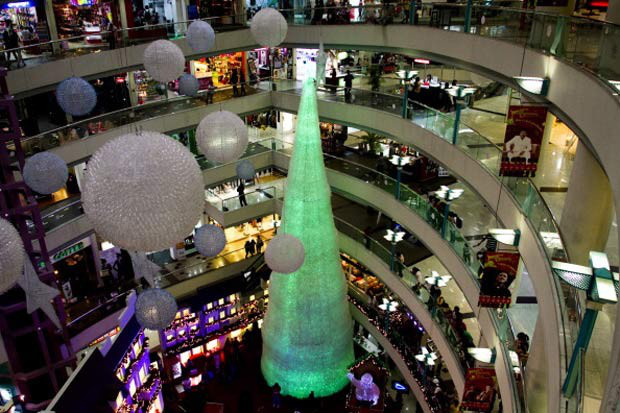Árvore de Natal conta com 58 mil garrafas plásticas. (Foto: Ardiles Rante/Barcroft Media/Getty Images )