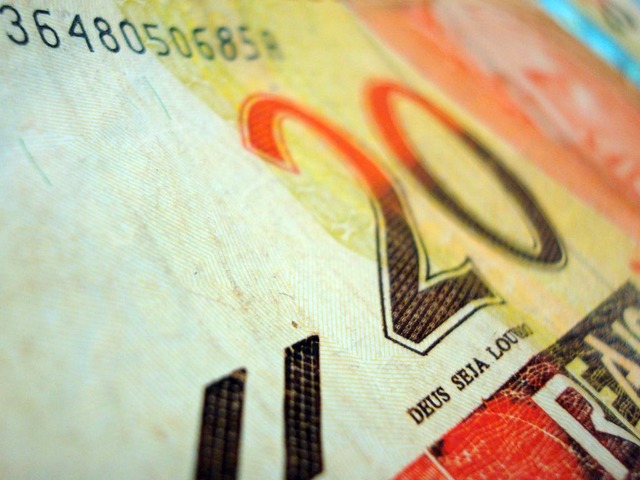 É possível fazer empréstimo com o nome negativado? É possível conseguir um empréstimo mesmo tendo restrições junto aos órgãos de crédito, embora as limitações de prazo e juros sejam maiores.