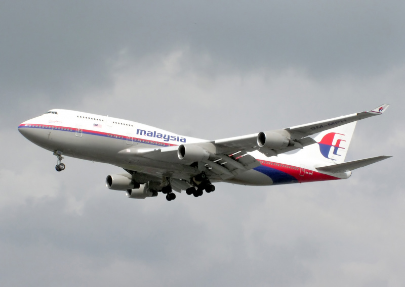 Por razões desconhecidas, o voo MH370 desviou-se da rota e seguiu para ocidente, passando sobre a Malásia peninsular, em direção ao estreito de Malaca, momento em que os radares o perderam.