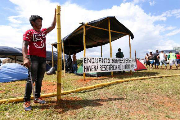 Indígenas promovem novo ato na Esplanada e entregam documento a autoridades Povos indígenas de diversas etnias chegam a Brasília para o Acampamento Terra Livre Foto: Divulgação