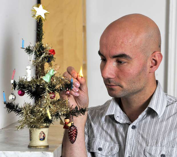 Paul Parker com sua árvore de Natal de 35,5 centímetros. (Foto: Neil Munns/Barcroft Media/Getty Images)
