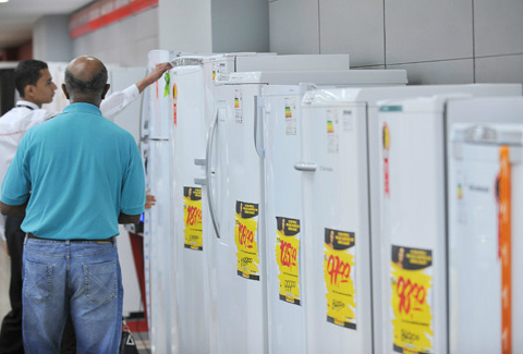 Brasil começa a formar cadastros positivos de consumidores Técnicos dizem que cadastro reduzirá juros das prestações, mas defesa da medida não é unânime