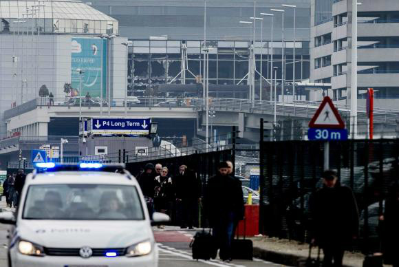 Estado Islâmico reivindica atentados em Bruxelas O aeroporto internacional de Bruxelas, na Bélgica, foi evacuado após duas fortes explosões que deixaram pelo menos 13 mortos Jonas Roosens/Agência Lusa
