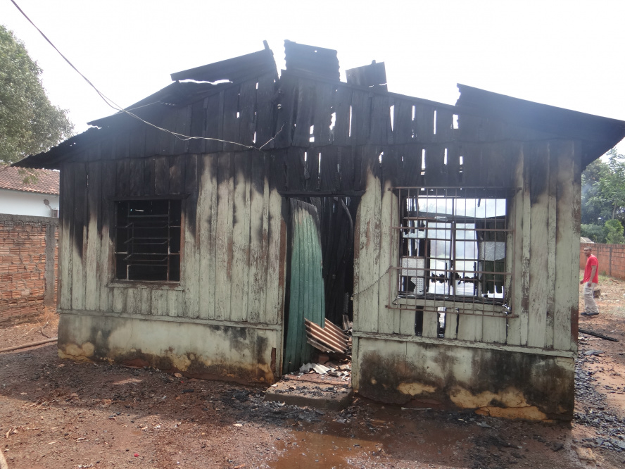 Residência em Amambai fica destruída após incêndio: veja vídeo A casa ficou destruída / Foto: Moreira Produções
