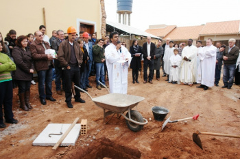 Comunidade católica de Amambai inicia obra de reconstrução de sua igreja Ao centro, o padre Raju durante lançamento da obra de construção da Igreja Matriz.
