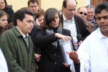 Comunidade católica de Amambai inicia obra de reconstrução de sua igreja A urna com as assinaturas das pessoas presentes na missa e na cerimônia de lançamento da obra.