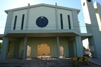 Comunidade católica de Amambai inicia obra de reconstrução de sua igreja Facha da antiga Igreja quando já estava em processo de demolição.