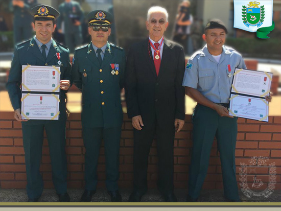Policiais recebem de medalha de mérito Policiais recebem de medalha de mérito