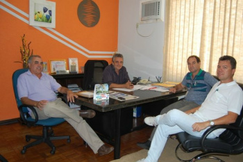 E/D - Paulo Manzeppe, Roberto Protético, Paulo Brescovit e Everaldo Mazzuco, durante reunião na Câmara de VereadoresFoto: Divulgação