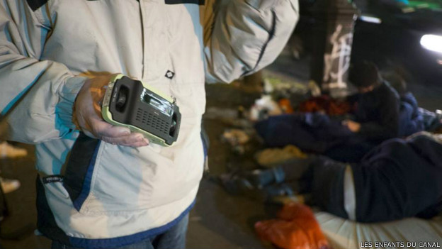 Contra solidão, moradores de rua ganham rádios no Natal na França