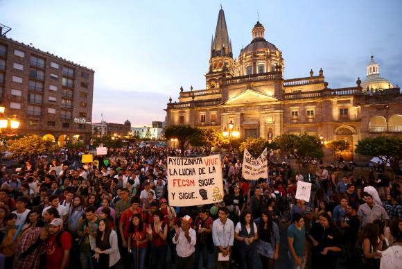 Desaparecimento de 43 estudantes leva governador mexicano a abandonar cargo