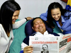 Chávez aparece em fotos, mas tem dificuldades para falar