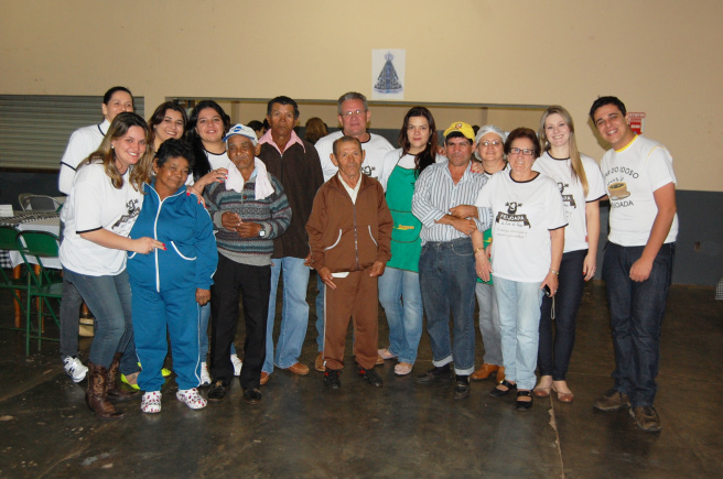 Lar do Idoso promove feijoada neste domingo (5) em Amambai Equipe de voluntários e funcionários do Lar do Idoso com alguns idosos atendidos pela instituição na feijoada realizada em 2011. Foto: Moreira Produções.