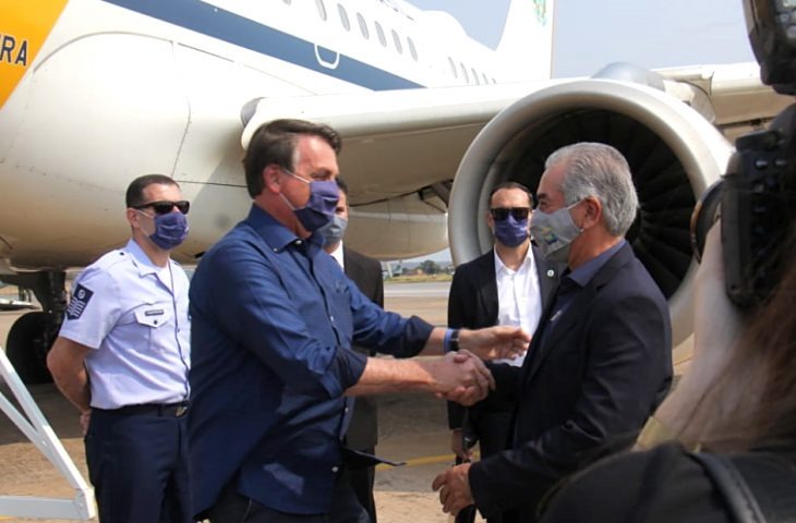 Governador pede a Bolsonaro continuação da segurança integrada na fronteira Presidente Bolsonaro e o governador Reinaldo Azambuja / Foto: Chico Pinheiro