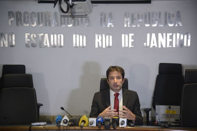 Entenda os crimes atribuídos a Eike que o levaram de volta à prisão O procurador da República, Almir Teubl Sanches, fala à imprensa, sobre a Operação Segredo de Midas no Ministério Público Federal, no Rio de Janeiro. - Tomaz Silva/Agência Brasil
