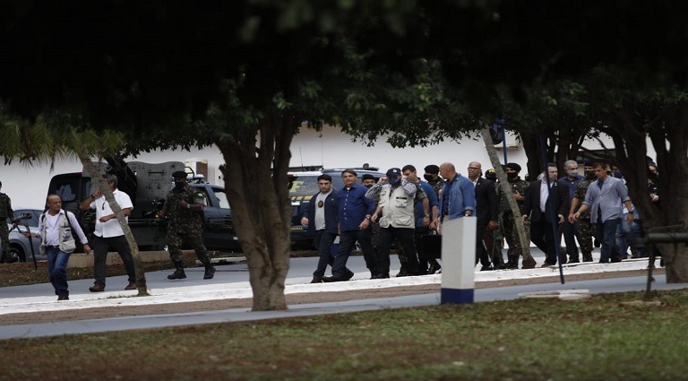 Governador pede a Bolsonaro continuação da segurança integrada na fronteira Em visita ao 9º GAC, o presidente Jair Bolsonaro reencontrou amigos que serviram com ele na unidade militar (Foto: Saul Schramm)
