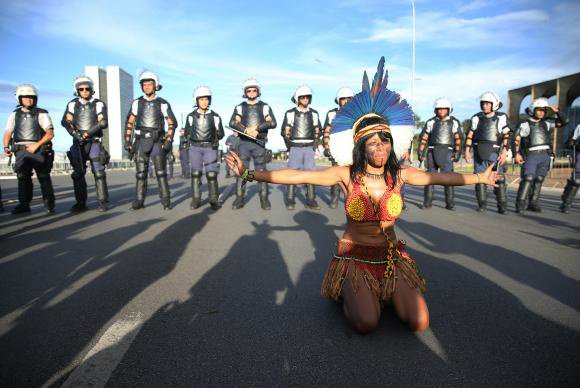 Pacificamente, 4 mil indígenas protestam em Brasília contra redução de direitos Os manifestantes recusaram um convite para participar de um encontro com representantes do governo federal Foto: Divulgação