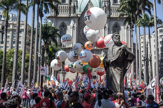 Ato contra reforma trabalhista leva mais de 20 mil às ruas de São Paulo Centrais sindicais se unem em ato na Praça da Sé, centro da capital paulista / Foto: Mídia Ninja