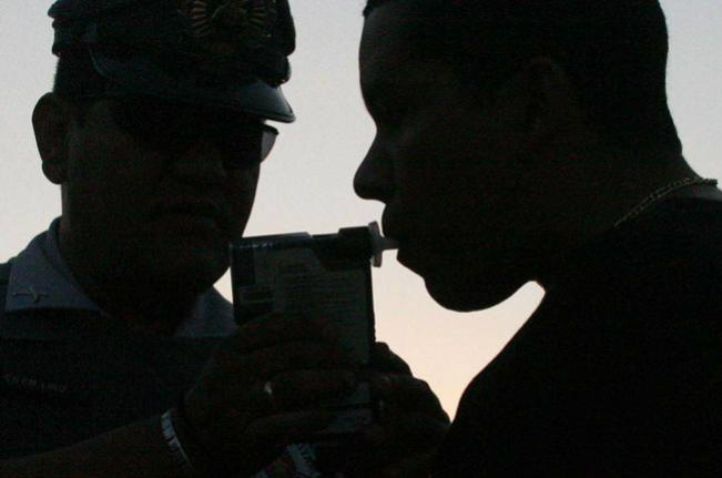 Teste do bafômetro é intensificado em rodovias durante a folia