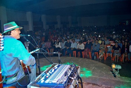 Show do cantor Almir Sater em Anaurilândia (Foto: Divulgação/ Prefeitura)