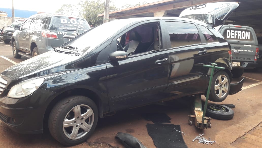 DOF apreende em Amambai, carro guinchado com 25 quilos de cocaína O veículo estava carregado com 23 volumes prensados de cloridrato de cocaína / Foto: Moreira Produções