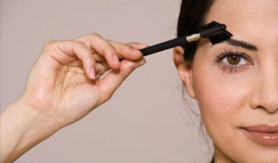 Faça uma sobrancelha perfeita em casa em nove passos Faça uma sobrancelha perfeita em casa em nove passos