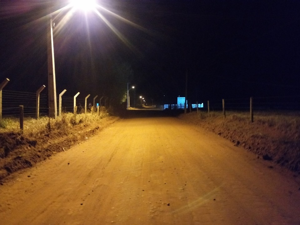 Foto tirada pelo vereador que mostra a nova iluminação na entrada da aldeia / Foto: Ismael Kaiowá