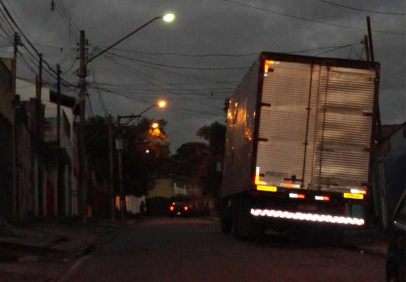 Veículos de carga geram até mortes em Amambai por estacionarem em vias de rolamento. 