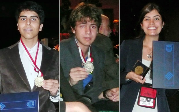 Gustavo Haddad e os colegas Ivan Tadeu e Tábata Amaral durante cerimônia de premiações de uma das olimpíadas (Foto: Divulgação)