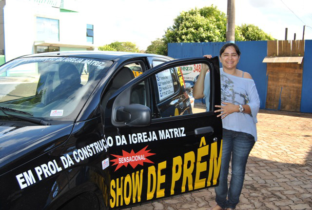 Prêmios da Festa da Padroeira são entregues em Amambai A jovem ganhadora do Novo Uno 0 km, Ângela Aparecida Neto Amaral.